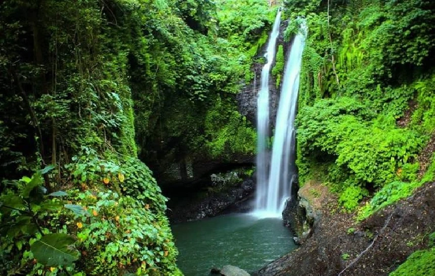 Aling-Aling Waterfall, Spot Liburan Favorit Pecinta Alam
