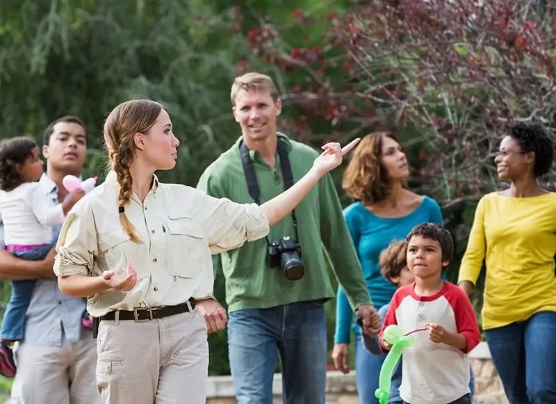 cara menjadi tour guide